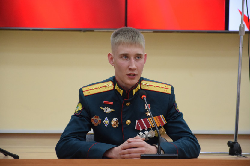 Герой россии 2025 фото Глава района Сергей Овсянников встретился с Героем России Михаилом Петелиным Офи